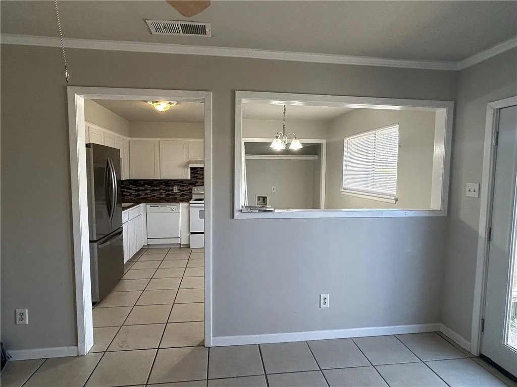 2 bed, 1.0 bath, 844 sqft, $1,300 — Photo 4
