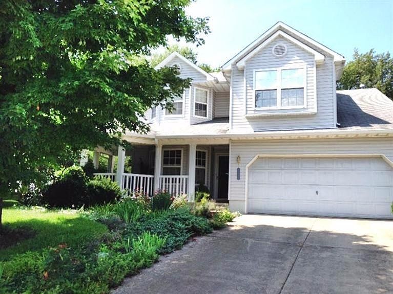 Southern Charm - gazebo style front porch. Lovely garden. Property backs to Masterson Station Park..