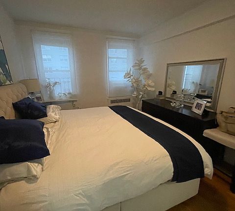 5th image of 305 W 52nd St APT 6D