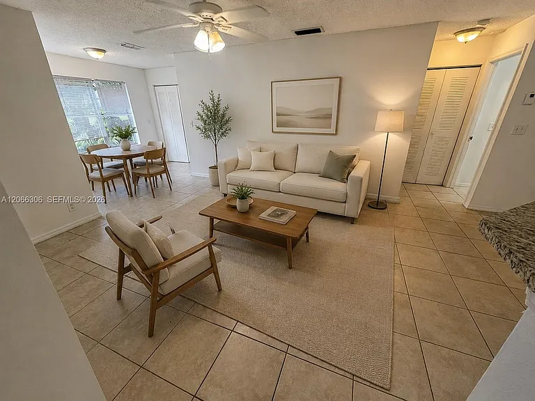 Lakewood Cir N — Photo 1