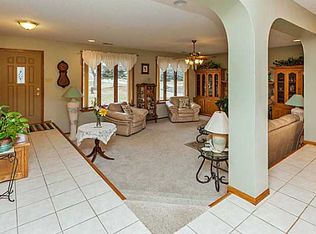 2480 Easter Lake Dr, Des Moines, IA 50320