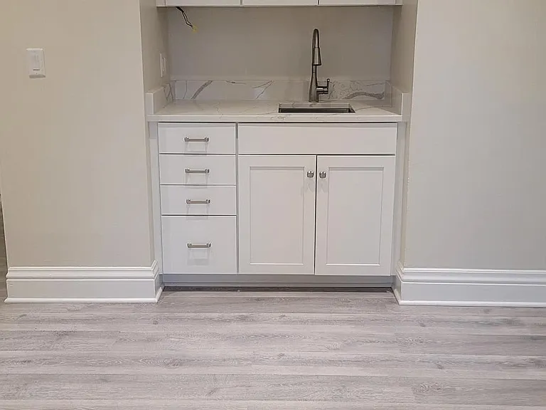 Wet-Bar w/sink in the 13' x 13' Dining room