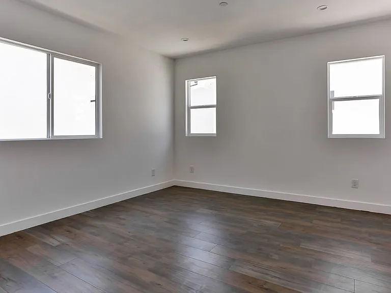 3946 S Budlong Ave #1/2 — Photo 28