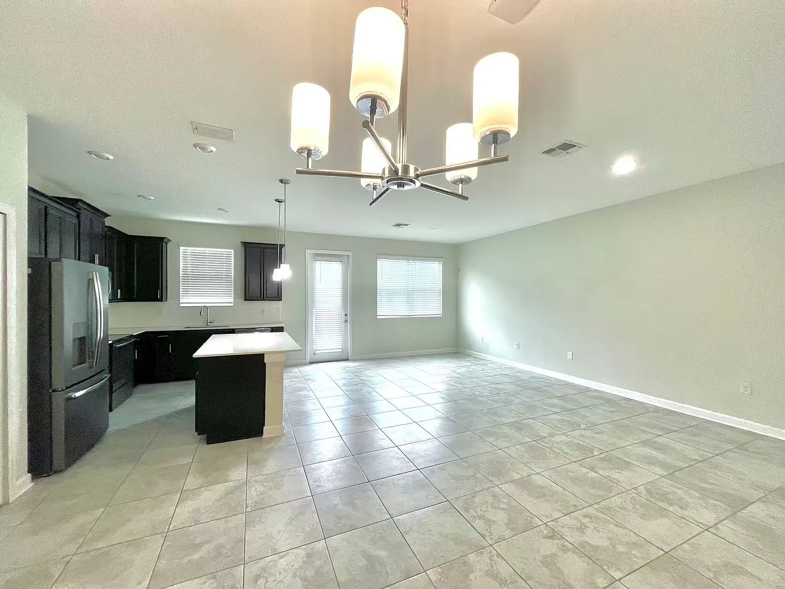 3 bed, 2.5 bath, 2304 sqft, $2,550 — Photo 2
