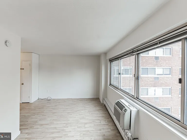 2101 Chestnut St #1102 — Photo 3
