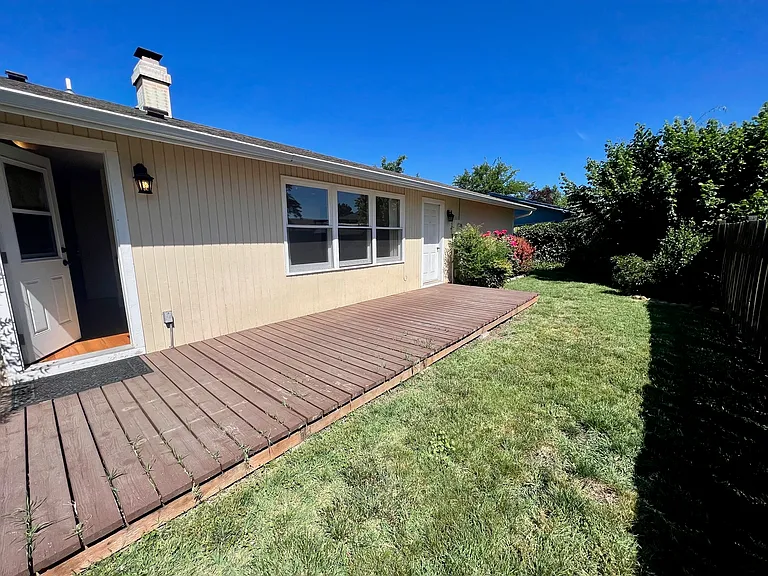 2570 Aztec Ave — Photo 2