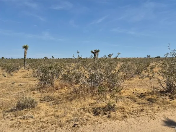 1 La Mesa Rd, Phelan, CA 92371