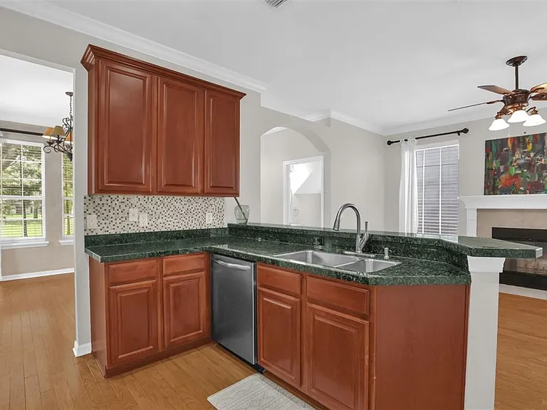 2165 Ridgewood St — Photo 10