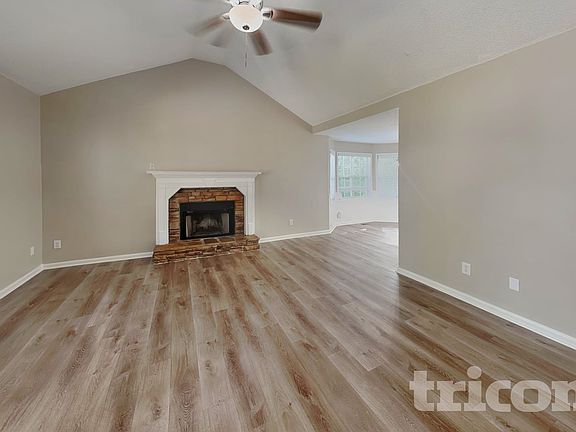 3rd image of 216 Lauren Ln