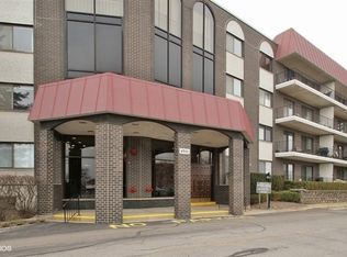 4901 Golf Rd APT 205, Skokie, IL 60077