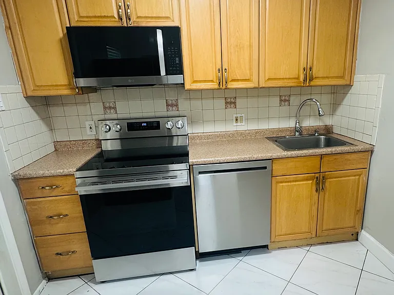 1634 NE 6th St #2 — Photo 3