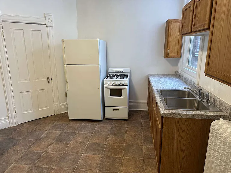 115 E 3rd St — Photo 2