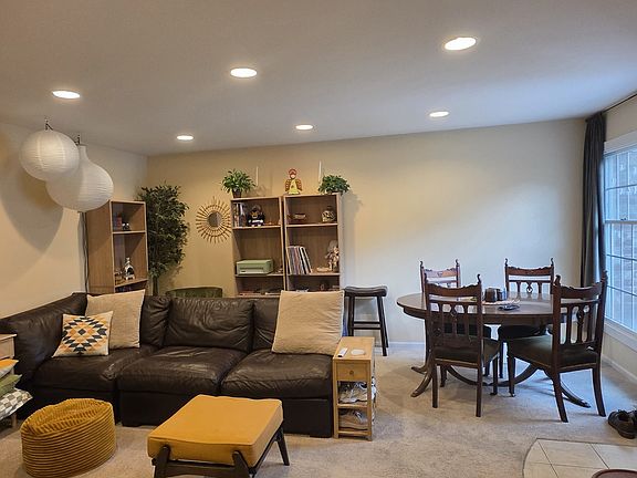 3rd image of 1S282 Holyoke Ln