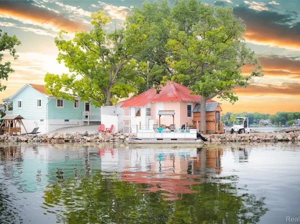 599 Westpointe Ct, Lake Orion, MI 48362