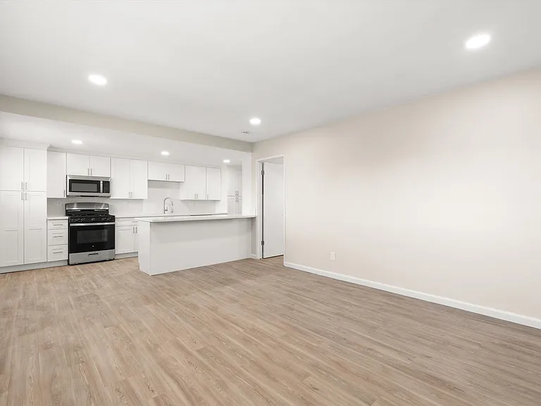 9139 - Jade Apts — Photo 25