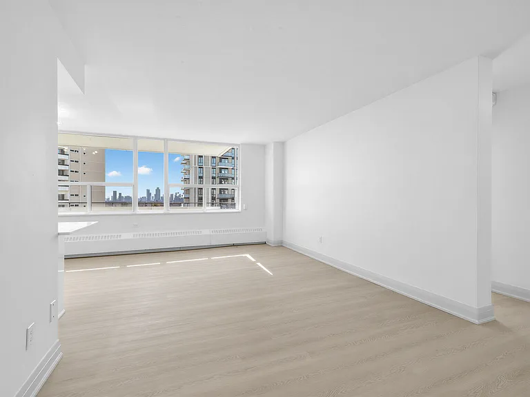 225 Davisville Ave — Photo 37