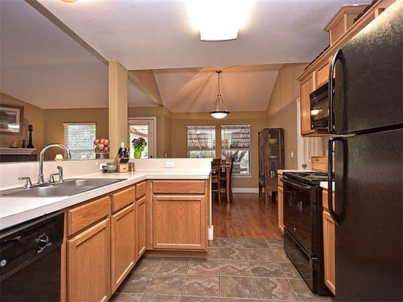 3rd image of 7 Lakewood Cir