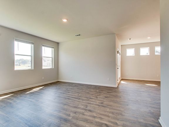2nd image of 2060 Live Oak Dr