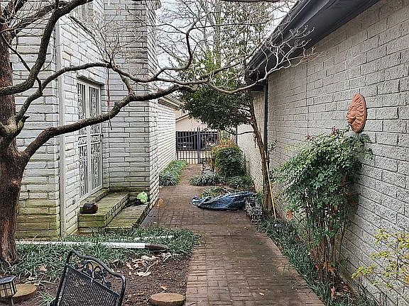 Side courtyard/patio area