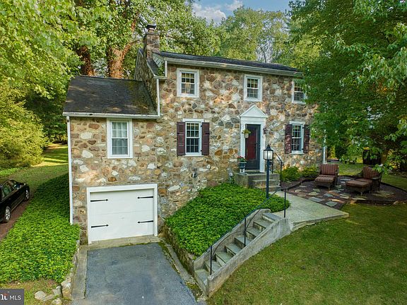 2nd image of 30 Valley Dell Blvd