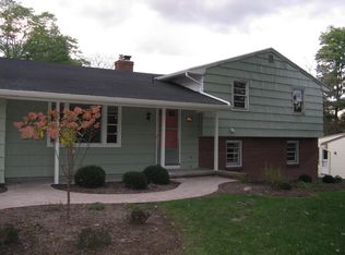 35 Smallwood Dr, Pittsford, NY