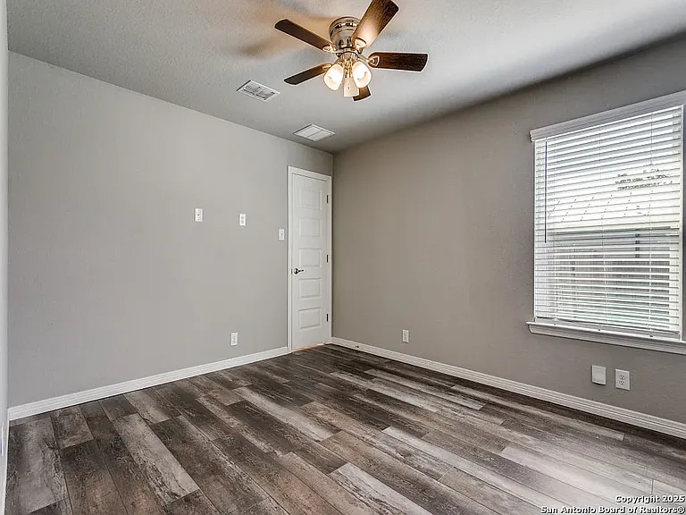 458 Seele St — Photo 15