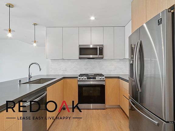 3rd image of 1003 N Fairfax Ave #201