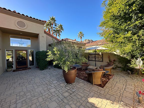 Courtyard Patio - great sitting area