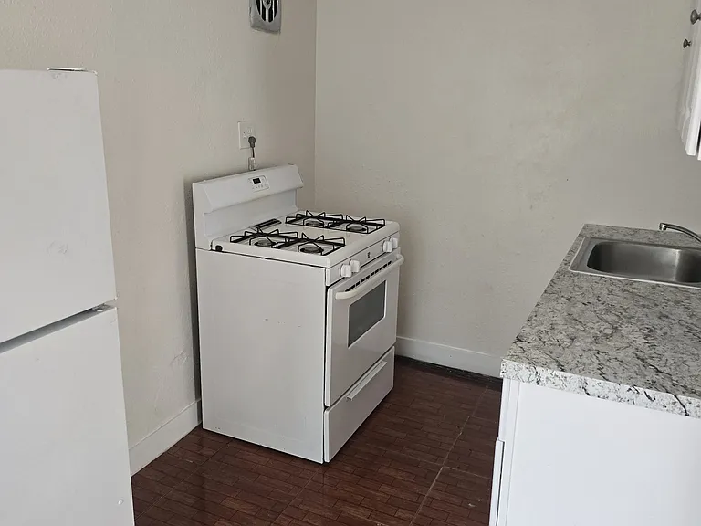 2556 Traction Ave #1 — Photo 4