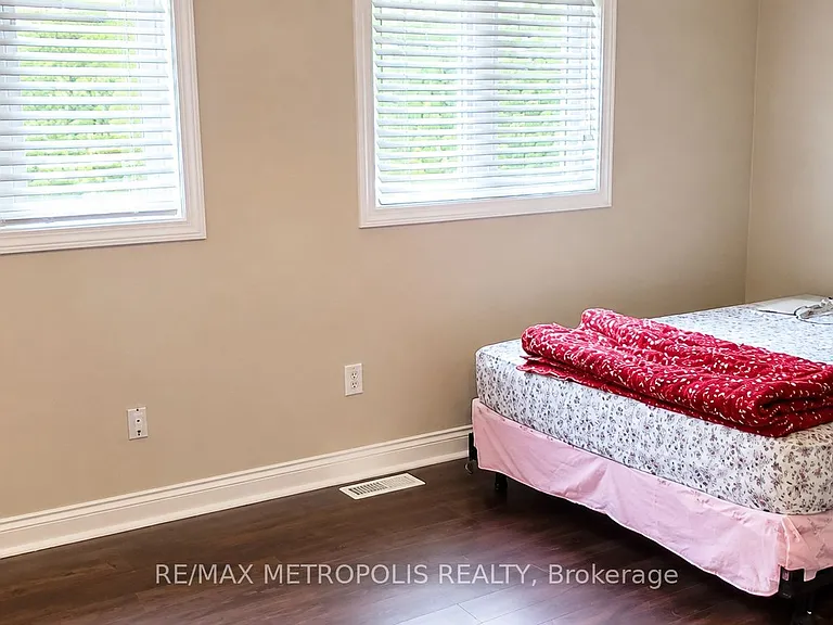 31 Goldenlight Cir — Photo 5