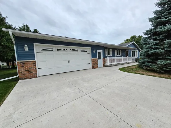 900 E 13th St, Saint Charles, MN 55972