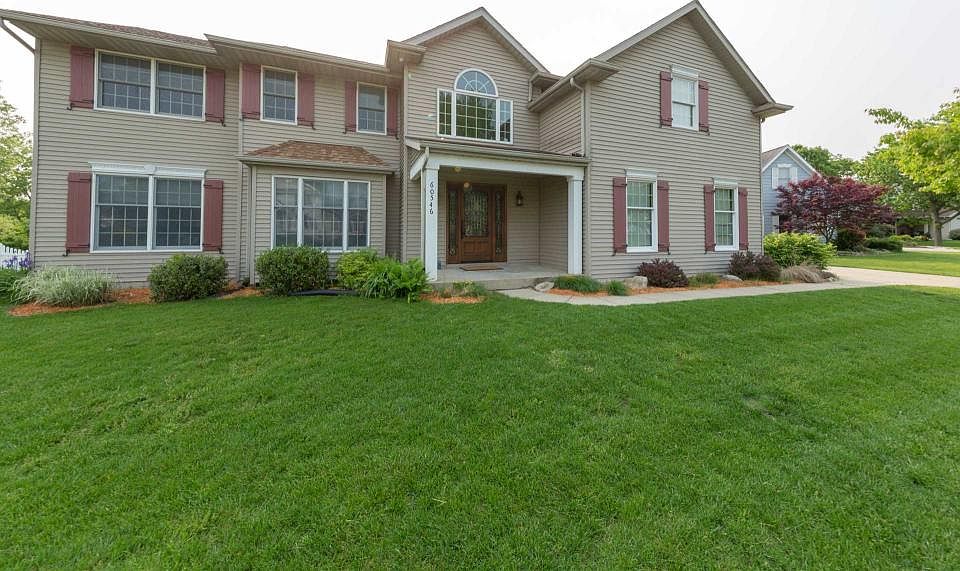 1st image of 60546 Woodstock Dr