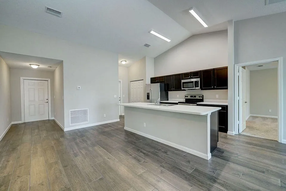 4 bed, 2.0 bath, 1915 sqft, $2,600 — Photo 4
