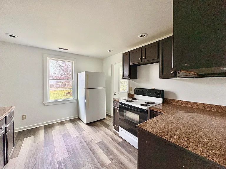 2117 Bertrand St — Photo 9