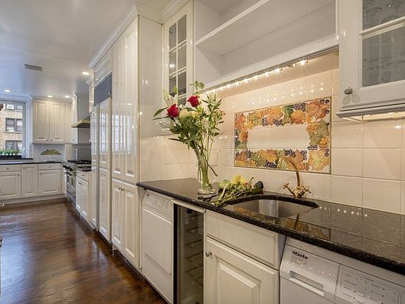 3rd image of 320 E 72nd St APT 8B