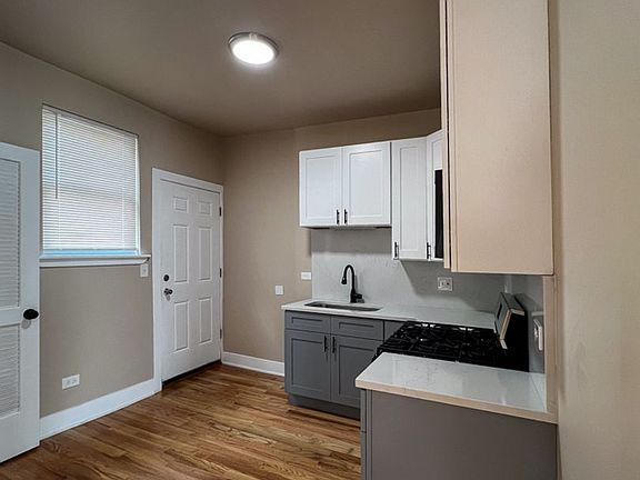 4th image of 1432-34 W Marquette St #6646-50