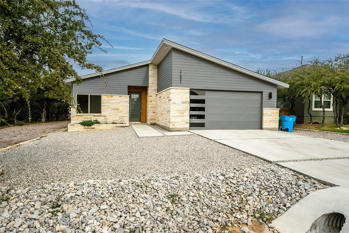 Building Photo - 21802 Surrey Ln
