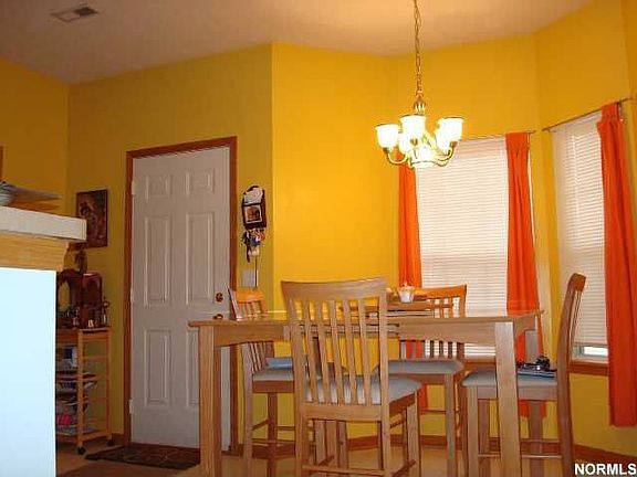Eat-In Area with Bay Window and Garage Access