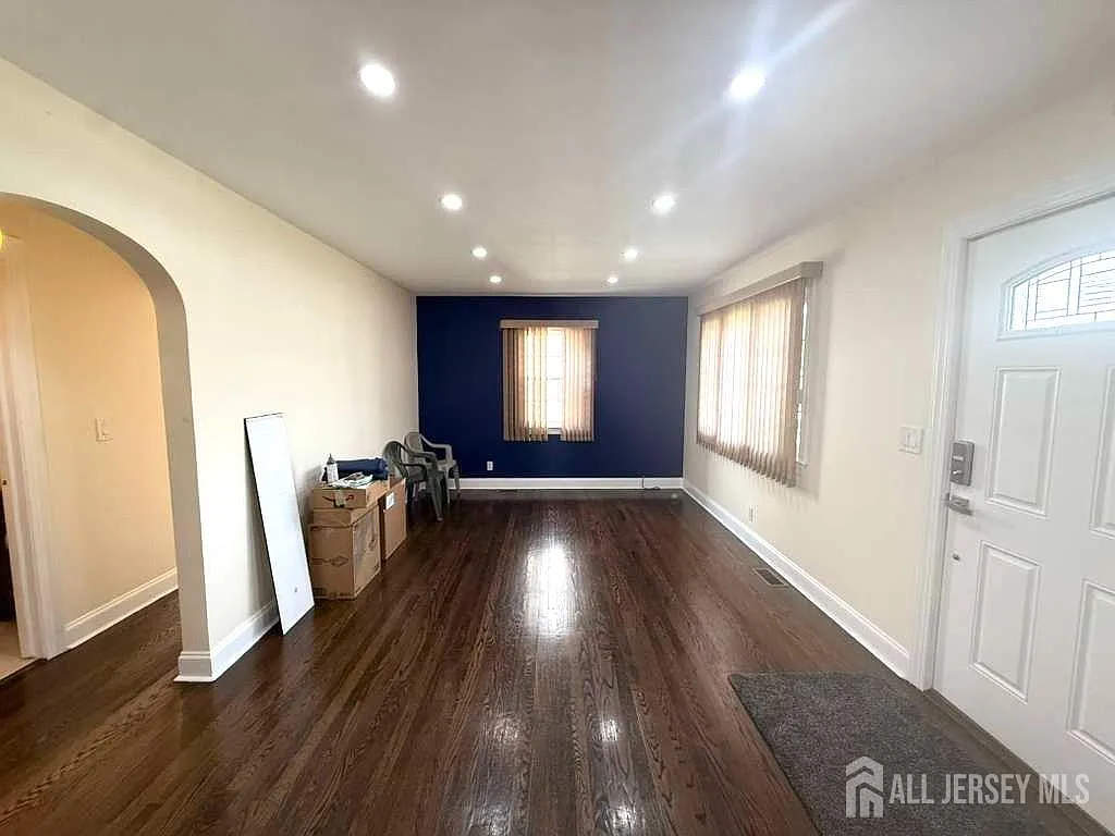 3 bed, 2.0 bath, 1688 sqft, $3,900 — Photo 4