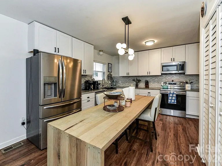 1240 Skyview Rd — Photo 4