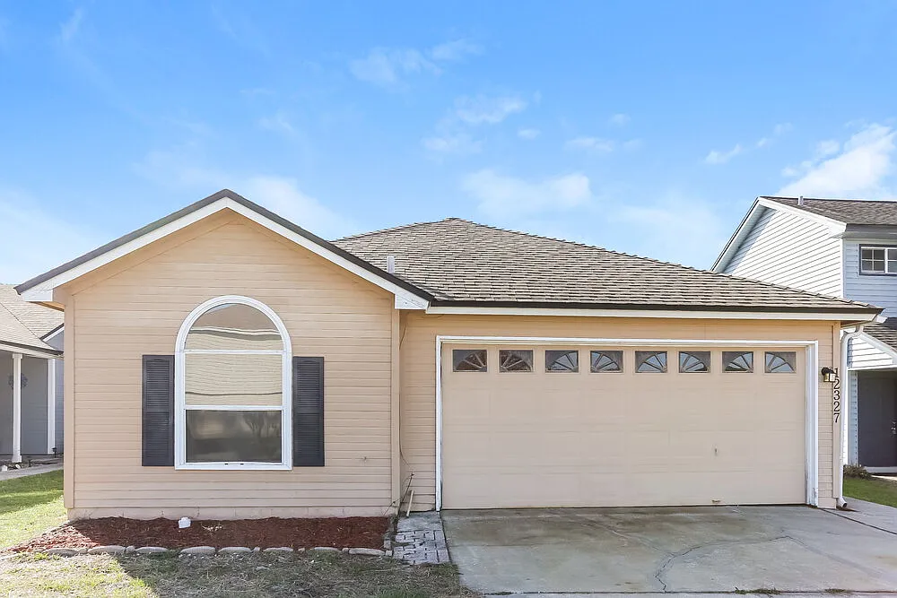 3 bed, 2.0 bath, 1420 sqft, $2,115 — Photo 1