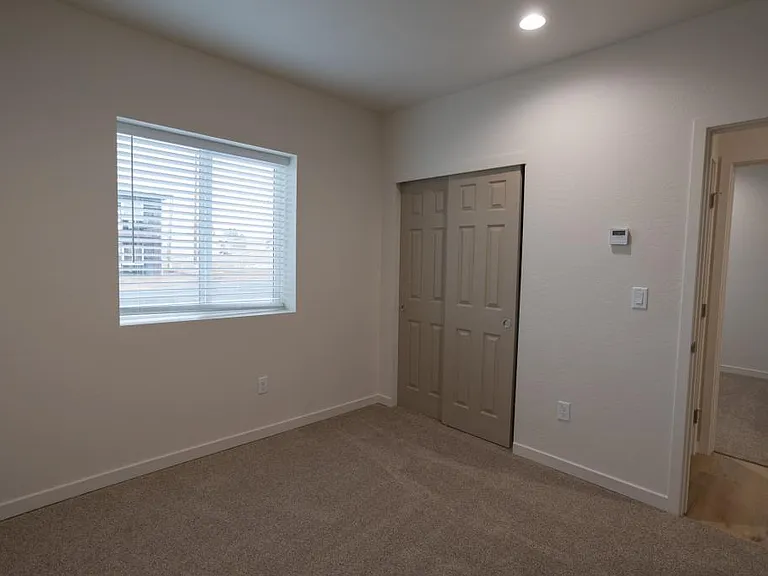 725 W 6th St S — Photo 2