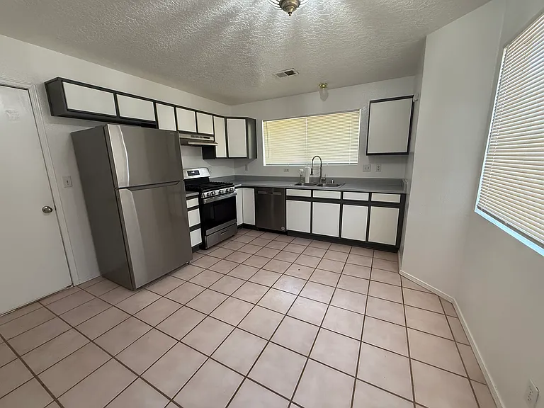 920 Somerset Meadows Dr NE — Photo 4