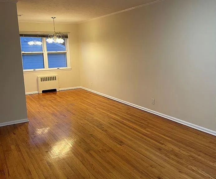 420 Old Country Rd — Photo 4