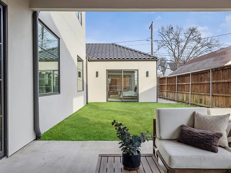 7526 Kenwell St — Photo 15