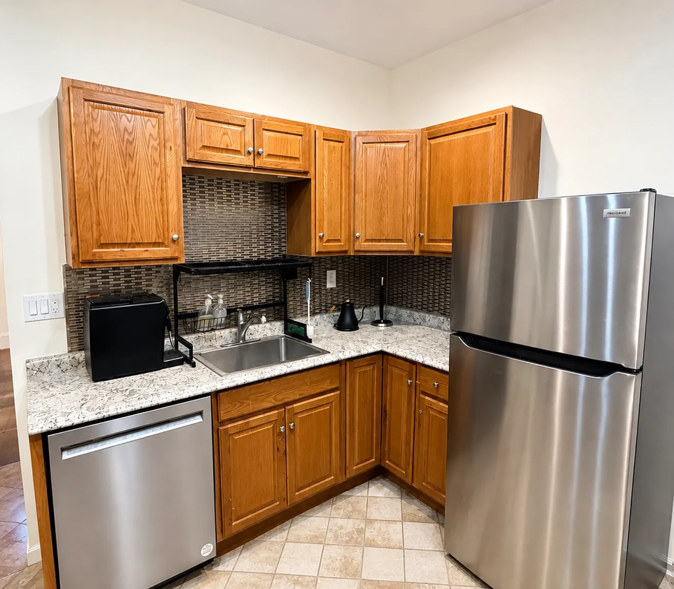 4 bed, 2119 sqft, $6,200 — Photo 2
