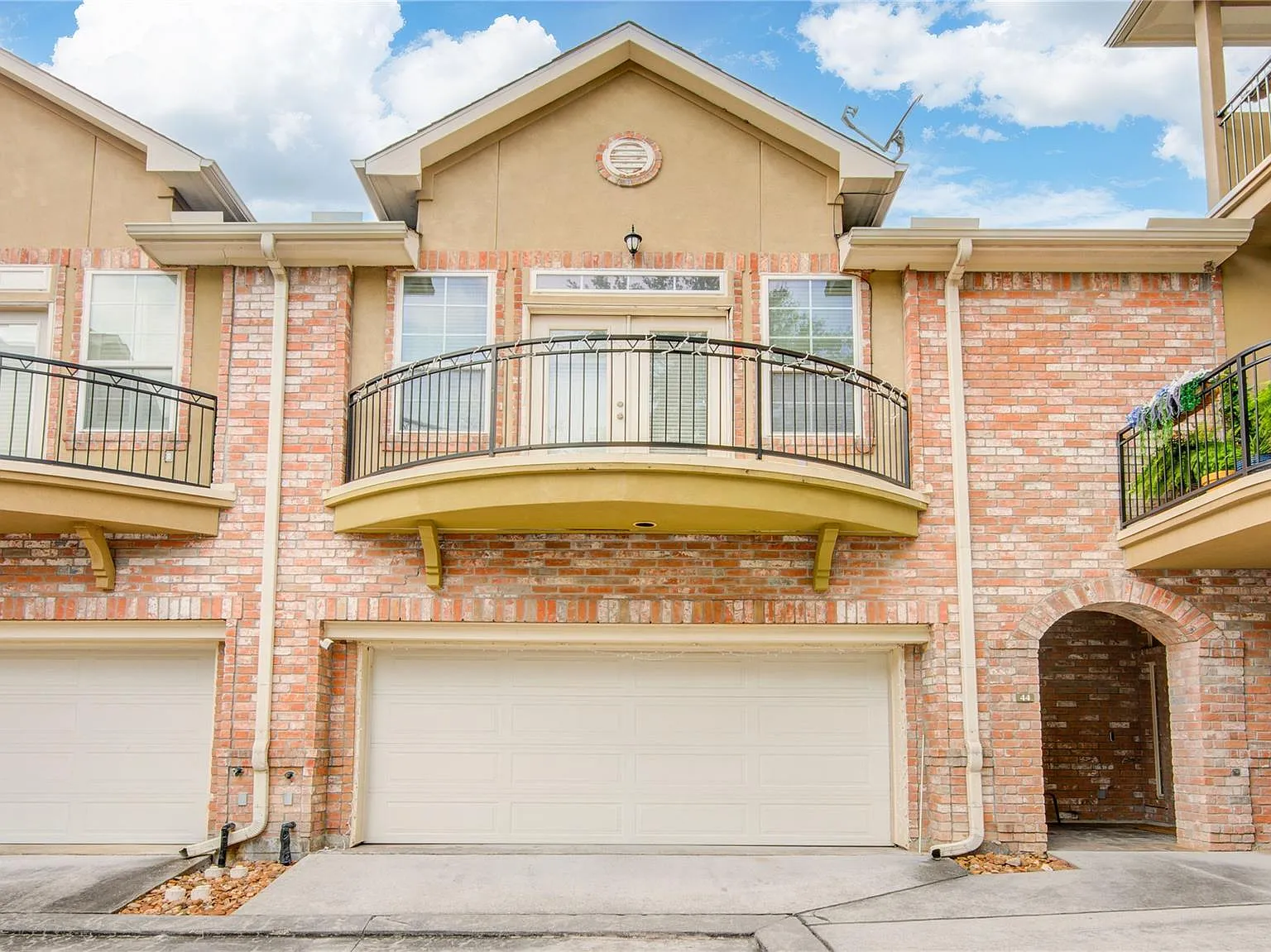 3 bed, 3.5 bath, 2408 sqft, $2,400 — Photo 2