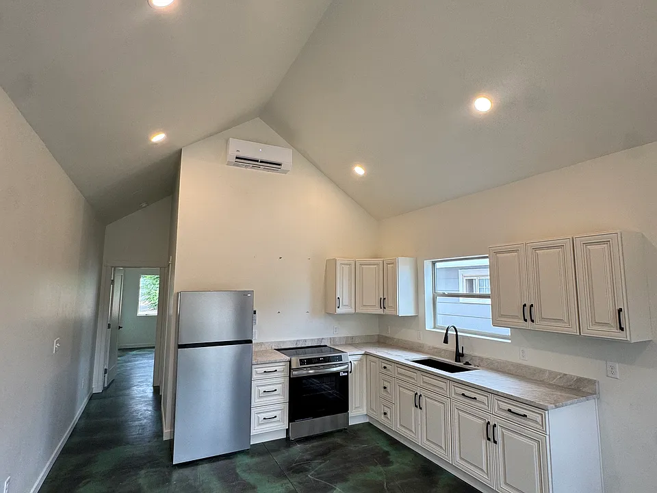 448 Fairview Ave #C