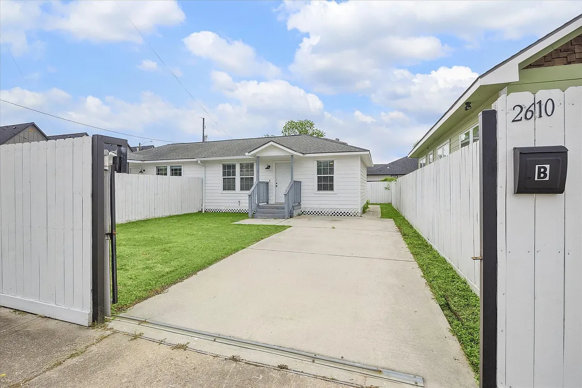 Building Photo - 2610 Cochran St #B
