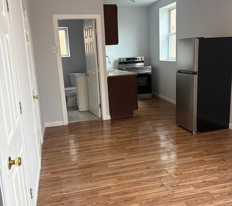 827-829 W 9th St